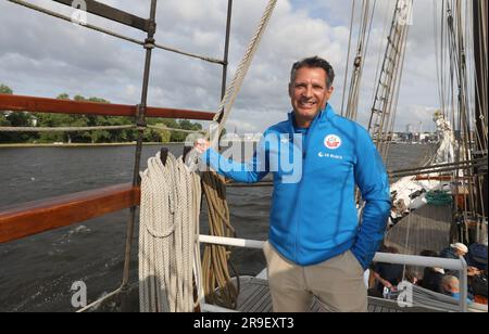 Rostock, Allemagne. 26th juin 2023. L'entraîneur Alois Schwartz se trouve sur le pont du bateau à voile 'Santa Barbara Anna' dans le port de Rostock pour l'ouverture de saison de l'équipe de football de deuxième division du FC Hansa Rostock. Credit: Danny Gohlke/dpa/Alay Live News Banque D'Images