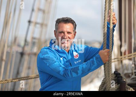 Rostock, Allemagne. 26th juin 2023. L'entraîneur Alois Schwartz se trouve sur le pont du bateau à voile 'Santa Barbara Anna' dans le port de Rostock pour l'ouverture de saison de l'équipe de football de deuxième division du FC Hansa Rostock. Credit: Danny Gohlke/dpa/Alay Live News Banque D'Images