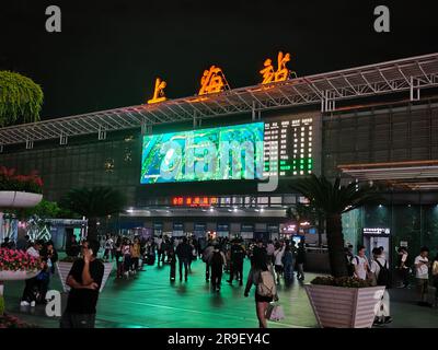 Gare de Shanghai South Plaza la nuit Banque D'Images