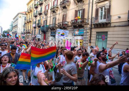 Palerme, Italie. 24th juin 2023. Le grand défilé gay Pride dans les rues de la capitale. La procession avec des milliers de participants défilent dans la ville pour démontrer la fierté du LGBTQ. (Credit image: © Antonio Melita/Pacific Press via ZUMA Press Wire) USAGE ÉDITORIAL SEULEMENT! Non destiné À un usage commercial ! Banque D'Images