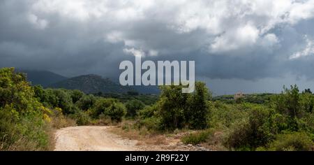 Un paysage de campagne avec des nuages couvants sombres en Céphalonie, Grèce Banque D'Images