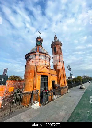 Séville, Espagne - 24 FÉVRIER 2022 : Capilla del Carmen est une petite chapelle dans le quartier de Triana, Séville, Espagne. Situé à l'ouest du Triana B. Banque D'Images