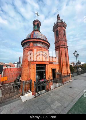 Séville, Espagne - 24 FÉVRIER 2022 : Capilla del Carmen est une petite chapelle dans le quartier de Triana, Séville, Espagne. Situé à l'ouest du Triana B. Banque D'Images