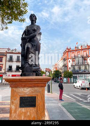 Séville, Espagne-24 FÉVRIER 2022 : vue sur la rue typique et architecture générique à Séville, Andalousie, Espagne. Banque D'Images