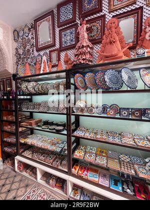 Séville, Espagne-24 FÉVRIER 2022: Objets de poterie Sevillian traditionnels vendus dans un magasin dans le quartier Triana de Séville, Espagne. Banque D'Images