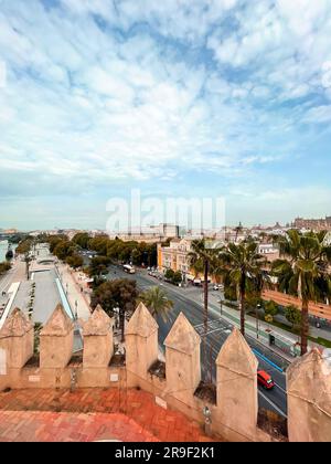 Séville, Espagne-24 FÉVRIER 2022 : bâtiments typiques de Séville le long de la rivière Guadalqivir à Séville, Andalousie, Espagne. Banque D'Images