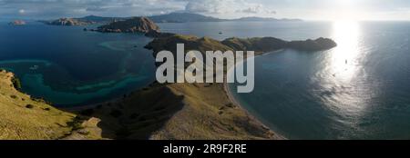 De beaux récifs coralliens et des plages idylliques se trouvent sur Gili Lau Laut, dans le parc national de Komodo, en Indonésie. Cette zone a une biodiversité marine élevée. Banque D'Images