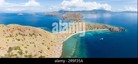 De beaux récifs coralliens et des plages idylliques se trouvent sur Gili Lau Laut, dans le parc national de Komodo, en Indonésie. Cette zone a une biodiversité marine élevée. Banque D'Images