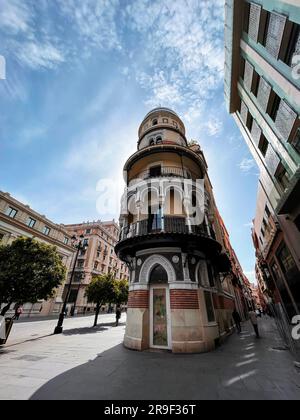 Séville, Espagne-24 FÉVRIER 2022: Bâtiment la Adriatica sur l'Avenida de la Constitucion, Séville. Conçu par l'architecte Jose Espiau y Munoz en 1914, un BE Banque D'Images