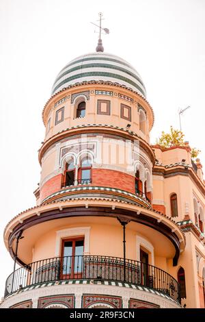 Séville, Espagne-24 FÉVRIER 2022: Bâtiment la Adriatica sur l'Avenida de la Constitucion, Séville, un bel exemple d'architecture éclectique. Banque D'Images