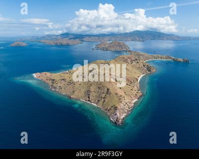 De beaux récifs coralliens et des plages idylliques se trouvent sur Gili Lau Laut, dans le parc national de Komodo, en Indonésie. Cette zone a une biodiversité marine élevée. Banque D'Images