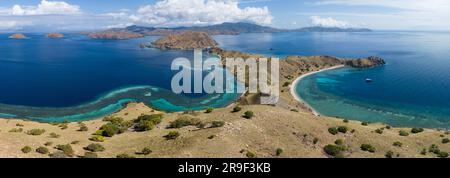 De beaux récifs coralliens et des plages idylliques se trouvent sur Gili Lau Laut, dans le parc national de Komodo, en Indonésie. Cette zone a une biodiversité marine élevée. Banque D'Images