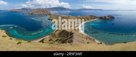 De beaux récifs coralliens et des plages idylliques se trouvent sur Gili Lau Laut, dans le parc national de Komodo, en Indonésie. Cette zone a une biodiversité marine élevée. Banque D'Images