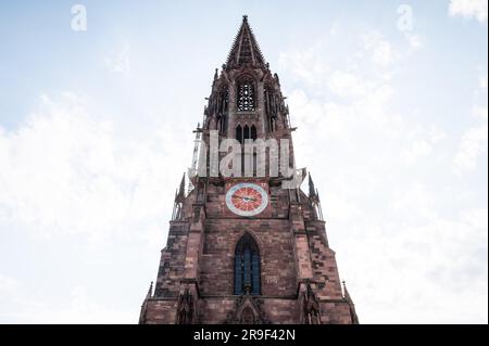 Freiburg im Breisgau, Allemagne. 26th juin 2023. Photo extérieure de la cathédrale dans le centre-ville. Crédit : Silas Stein/dpa/Alay Live News Banque D'Images