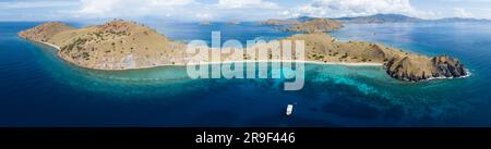 De beaux récifs coralliens et des plages idylliques se trouvent sur Gili Lau Laut, dans le parc national de Komodo, en Indonésie. Cette zone a une biodiversité marine élevée. Banque D'Images