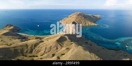 De beaux récifs coralliens et des plages idylliques se trouvent sur Gili Lau Laut, dans le parc national de Komodo, en Indonésie. Cette zone a une biodiversité marine élevée. Banque D'Images