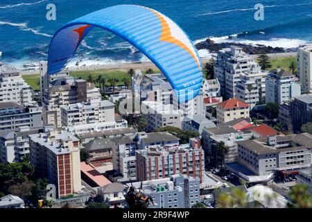 Parapente devant la face avant de Table Mountain ou avec une banlieue de la ville comme toile de fond. Banque D'Images