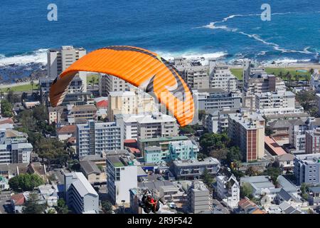 Parapente devant la face avant de Table Mountain ou avec une banlieue de la ville comme toile de fond. Banque D'Images