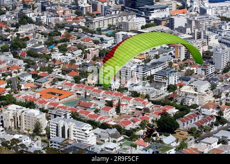 Parapente devant la face avant de Table Mountain ou avec une banlieue de la ville comme toile de fond. Banque D'Images