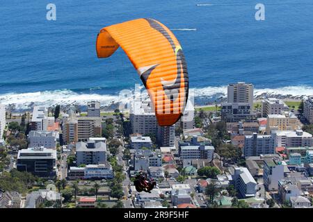 Parapente devant la face avant de Table Mountain ou avec une banlieue de la ville comme toile de fond. Banque D'Images