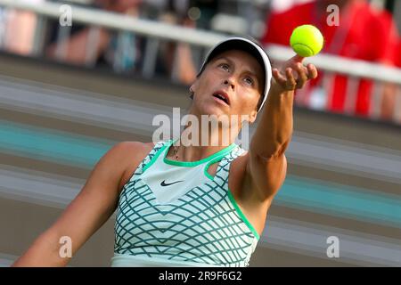 Bad Homburg, Allemagne. 26th juin 2023. Tennis: WTA Tour, célibataires, femmes, 1st Round Swiatek (POL) - Maria (GER). Tatjana Maria en service. Credit: Joaquim Ferreira/dpa/Alay Live News Banque D'Images