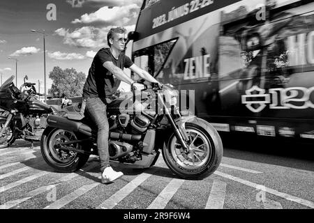 Budapest, juin 2023 : festival de moto Harley Davidson. Anniversaire de HD120. les motards célèbrent 120 ans d'histoire. jeune pilote à vélo. pas de casque. Banque D'Images