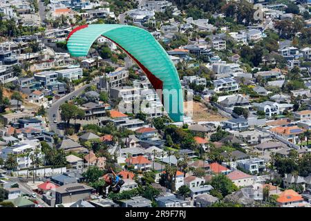 Parapente devant la face avant de Table Mountain ou avec une banlieue de la ville comme toile de fond. Banque D'Images