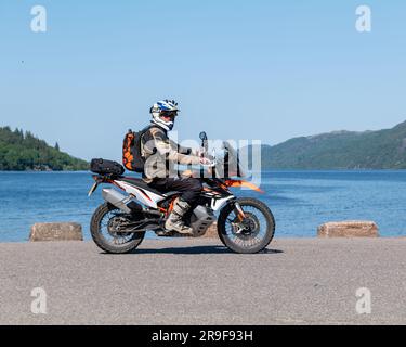 15 juin 2023. Fort Augustus, Écosse. C'est un motard en vacances à l'extrémité sud du Loch Ness. Banque D'Images