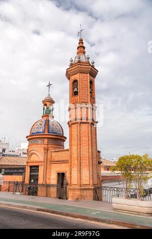 Séville, Espagne - 24 FÉVRIER 2022 : Capilla del Carmen est une petite chapelle dans le quartier de Triana, Séville, Espagne. Situé à l'ouest du Triana B. Banque D'Images