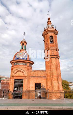 Séville, Espagne - 24 FÉVRIER 2022 : Capilla del Carmen est une petite chapelle dans le quartier de Triana, Séville, Espagne. Situé à l'ouest du Triana B. Banque D'Images