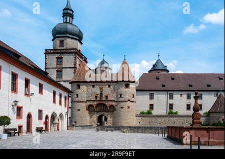 La porte Scherenbergtor et la tour Kiliansturm à la forteresse de Marienberg dans la vieille ville de Wurzburg Banque D'Images