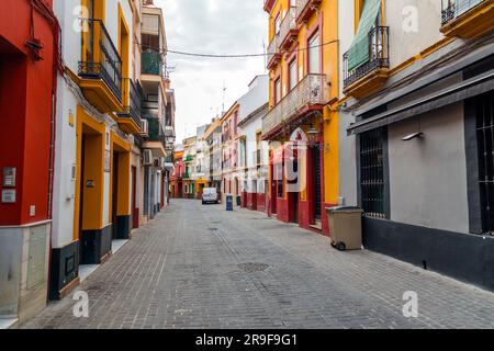 Séville, Espagne-24 FÉVRIER 2022 : vue sur la rue typique et architecture générique à Séville, Andalousie, Espagne. Banque D'Images