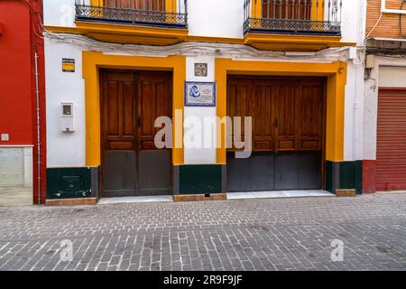 Séville, Espagne-24 FÉVRIER 2022 : façade du musée de la résidence de Manolo Marin, célèbre chorégraphe espagnol dans le quartier de Triana. Banque D'Images