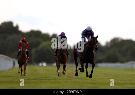 Le Morcar, monté par le jockey Pat Dobbs, remporte le jeu avec le meilleur bookmaker, Fitzdares handicap au Windsor Racecourse. Date de la photo: Lundi 26 juin 2023. Banque D'Images