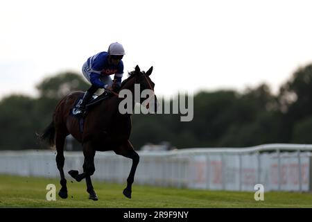 Le Morcar, monté par le jockey Pat Dobbs, remporte le jeu avec le meilleur bookmaker, Fitzdares handicap au Windsor Racecourse. Date de la photo: Lundi 26 juin 2023. Banque D'Images