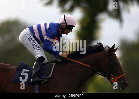 Le Morcar, monté par le jockey Pat Dobbs, remporte le jeu avec le meilleur bookmaker, Fitzdares handicap au Windsor Racecourse. Date de la photo: Lundi 26 juin 2023. Banque D'Images