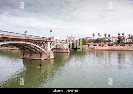 Séville, Espagne-24 FÉVRIER 2022 : pont Isabella II au-dessus de la rivière Guadalqivir à Séville, Espagne. Banque D'Images