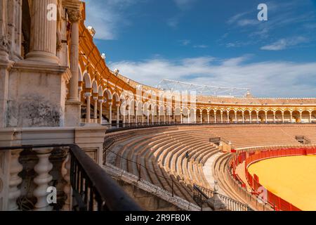 Séville, Espagne-24 février 2022: La Plaza de Toros de la Real Maestranza de Caballeria de Sevilla est un arènes de capacité 12 000 à Séville, Espagne. Banque D'Images