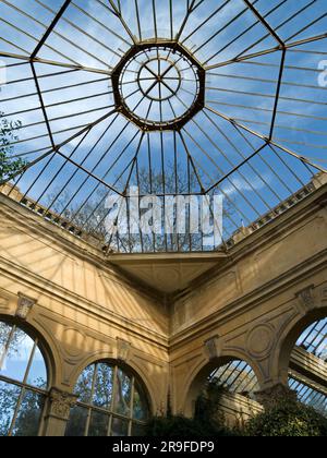 Vue sur le toit de l'orangerie à la maison et aux jardins du château d'Ashby jusqu'au ciel bleu, Château d'Ashby, Northamptonshire, Angleterre, Royaume-Uni Banque D'Images