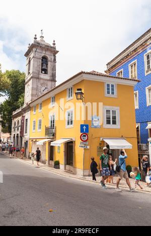 Sintra, Portugal - 14 août 2017: Vue sur la rue avec Torre do Relogio ou Tour de l'horloge dans la vieille ville de Sintra. Les touristes marchent dans la rue, photo verticale Banque D'Images