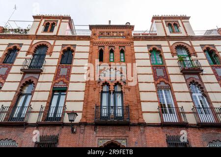Séville, Espagne - 24 FÉVRIER 2022 : détail architectural de l'architecture andalouse typique de Séville, Espagne. Banque D'Images