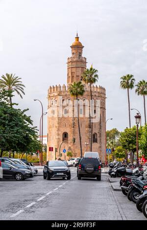 Séville, Espagne - 24 FÉVRIER 2022 : la Torre del Oro, Tour d'Or est une tour de guet militaire dodécagonale à Séville, Espagne. Érigé par le califat d'Almohad Banque D'Images