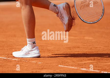 Joueur de tennis polonais IGA Swiartek nettoyant l'argile de sa chaussure avec raquette pendant l'Open de France 2023, Roland Garros, Paris, France - Banque D'Images