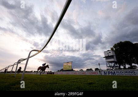 Morcar est monté par le jockey Pat Dobbs sur le chemin de gagner The Play avec le meilleur bookmaker, Fitzdares handicap à l'hippodrome de Windsor. Date de la photo: Lundi 26 juin 2023. Banque D'Images