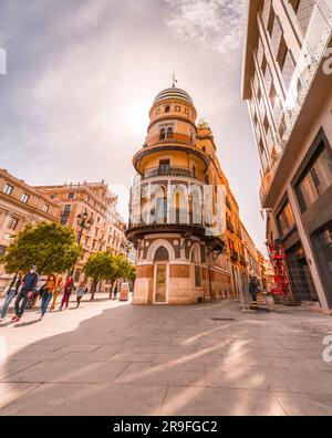 Séville, Espagne-24 FÉVRIER 2022: Bâtiment la Adriatica sur l'Avenida de la Constitucion, Séville. Conçu par l'architecte Jose Espiau y Munoz en 1914, un BE Banque D'Images