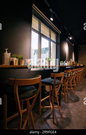 intérieur vertical avec chaises dans le bureau près du seuil de la fenêtre avec encas. Intérieur moderne et élégant Banque D'Images