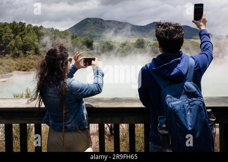 Touristes à la piscine du lac Artists Palate à Waiotapu – Wai-o-tapu – Thermal Wonderland dans la région de Rotorua, en Nouvelle-Zélande. Photo : Rob Watkins Banque D'Images