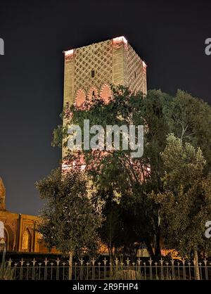 Tour Hassan emblématique dans le centre de Rabat la nuit au Maroc Banque D'Images