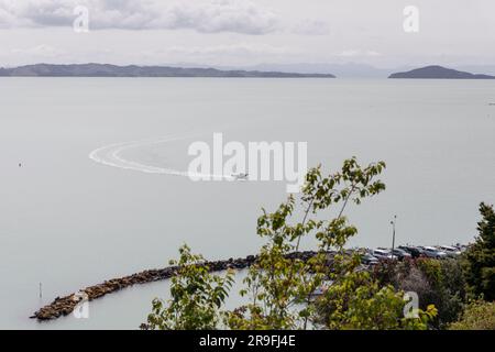 Port de Maraetai à l'est d'Auckland, dans l'île du Nord de la Nouvelle-Zélande. Maraetai se trouve sur le détroit de Tāmaki, dans le golfe d'Hauraki. Photo : Rob Watkins Banque D'Images