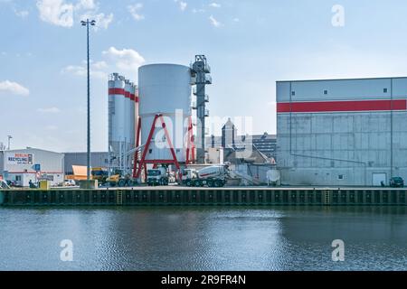 Berlin, Allemagne - 20 avril 2021: Port Westhafen BEHALA, port intérieur et opérateur du hub de fret trimodal avec son terminal de déchargement de fret sur le Banque D'Images